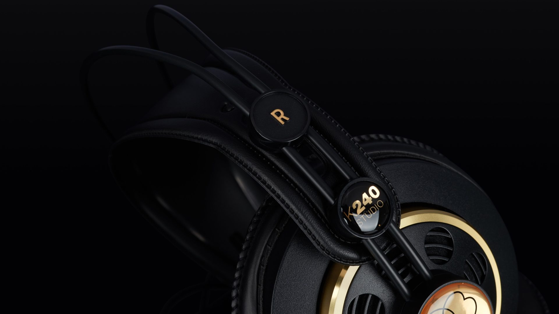 AKG K240 Studio Review | headphonecheck.com