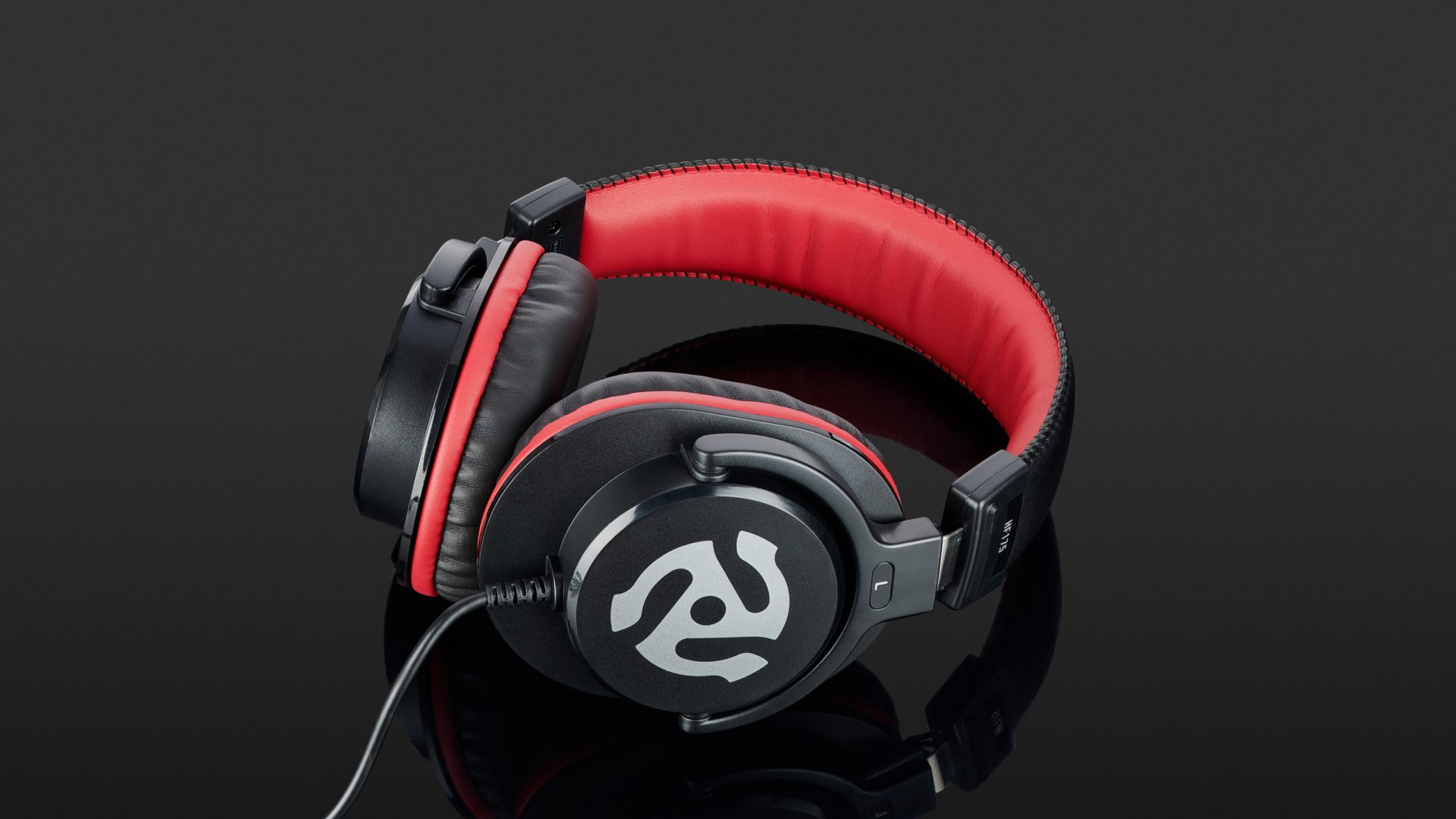 3m Cable Included 40mm Drivers Numark HF175 DJ Headphones with Closed Back Over Ear Design Comfortable Ear Pads for Mixing and DJ Monitoring 